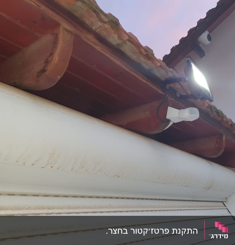 תאורת חוץ מותקנת על גג עם חוטים חשמליים